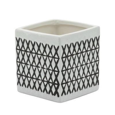 Ceramic Square 4" Criss-Cross Pattern Pen Holder - Black and White|Porte-crayon carré de 4 po en céramique à motif quadrillé - noir et blanc