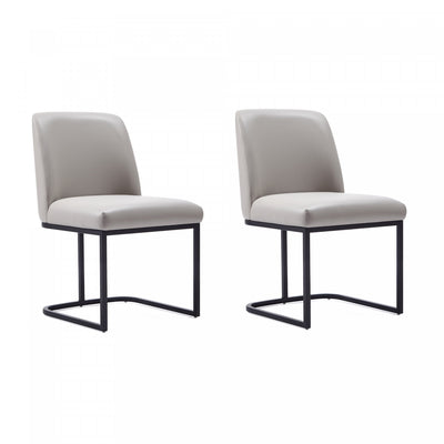 Serena Modern Metal Vegan Leather Dining Chair in Light Gray - Set of 2 | Chaise de salle a manger moderne Serena en metal et cuir vegetalien gris clair - Lot de 2