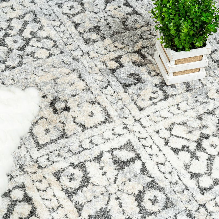 Darius Vintage Grey Diamond Area Rug - 6'7\" x 9'6\"