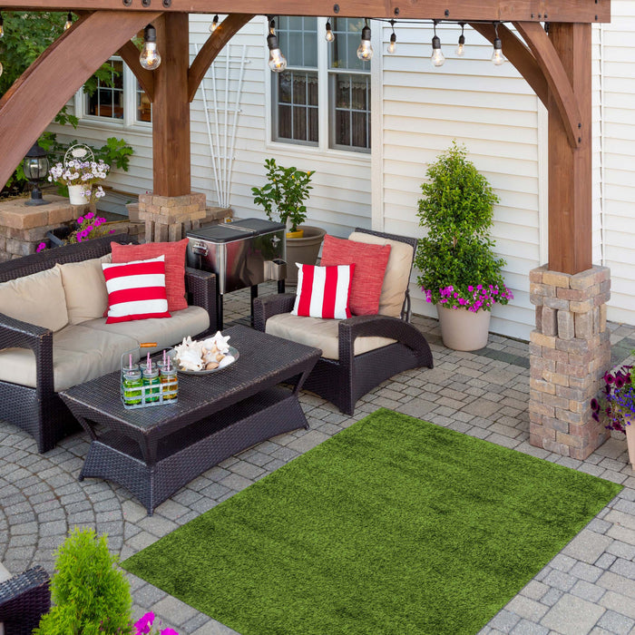 Contemporary 2'0\" x 6'0\" Faux Grass Rug in Green Outdoor Area Rug