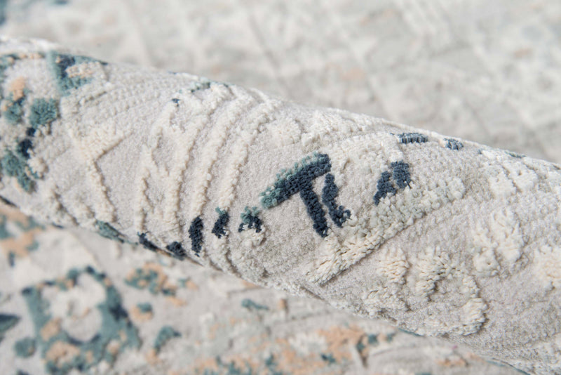 Amber Traditional 5'1\" x 7'7\" Area Rug in Grey Indoor Area Rug