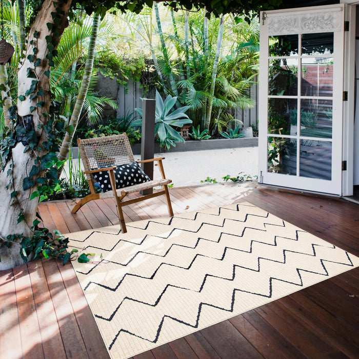 Kimi Blue-Ivory 4'7\" x 6'7\" Area Rug