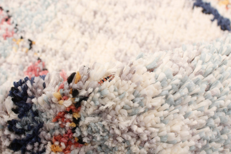 Makondo Abstract Ivory Area Rug - 3'11\" x 5'11\"