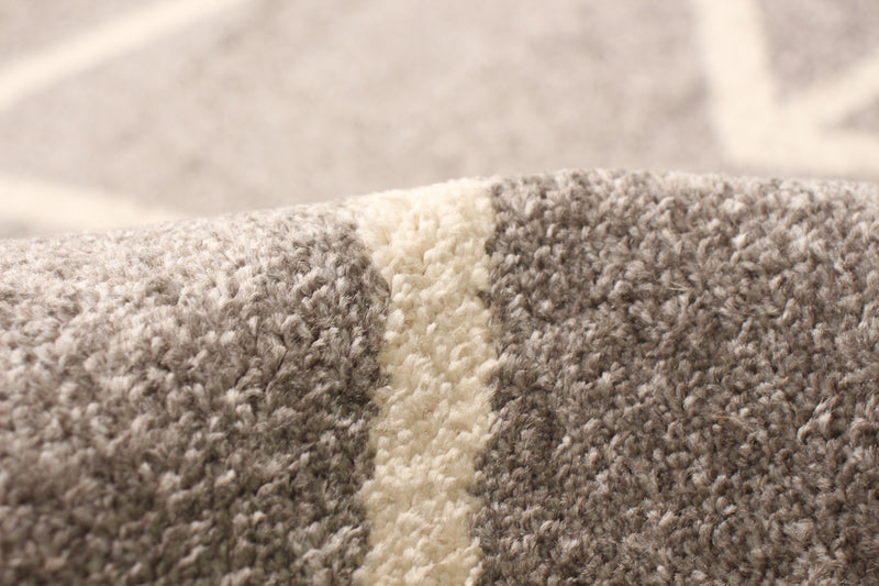 Anandi Grey-Ivory Area Rug - 5'3\" x 7'3\"