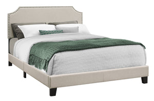 Queen Size Beige Linen with Antique Brass Trim Bed|Grand lit en lin beige avec bordure laiton antique|D90FIX7K